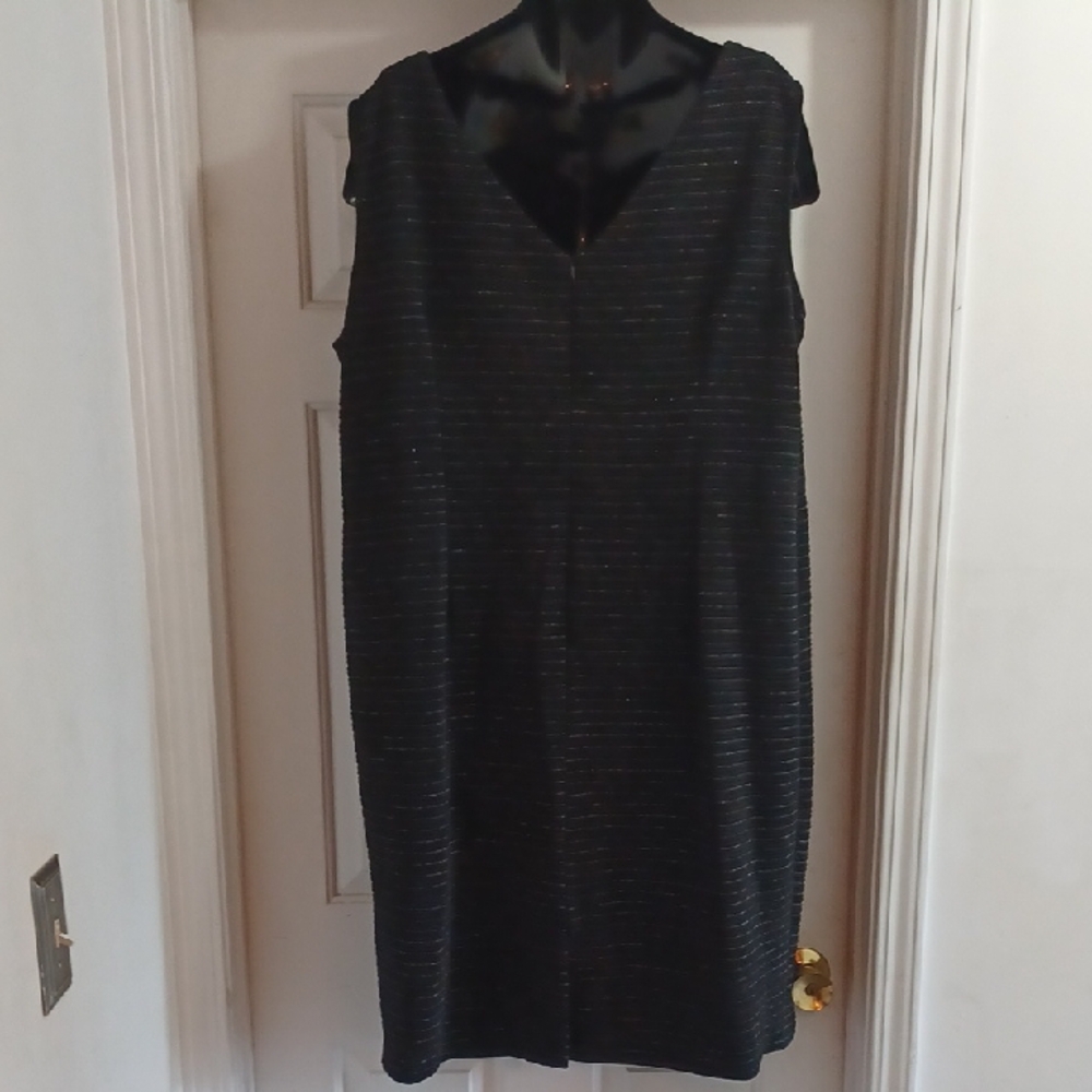 Chic Black Sleeveless Dress with Chain Detail, 24W - Picture 8 of 10